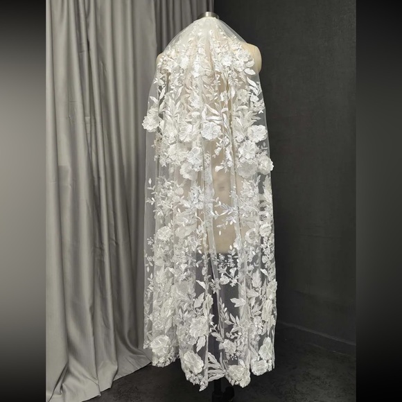 🆕 WALTZ VEIL in 3D Floral Lace Wedding Veil With Comb in IVORY 150cm (55-inches) - Picture 2 of 5
